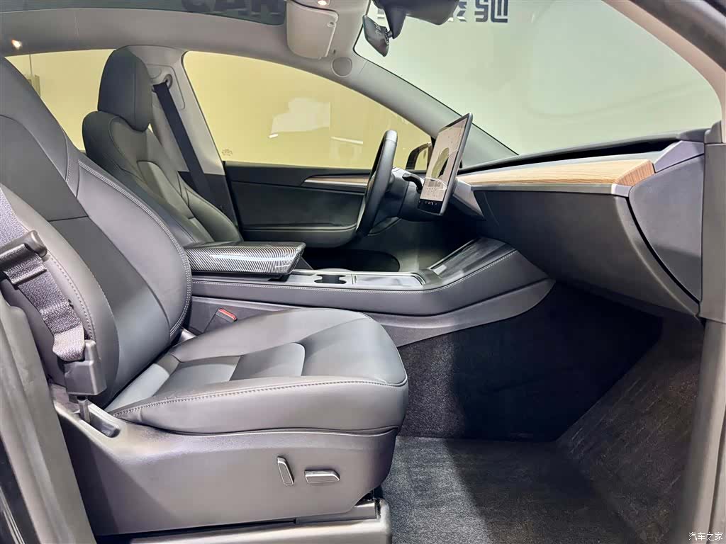 Tesla Model Y, 2023 18