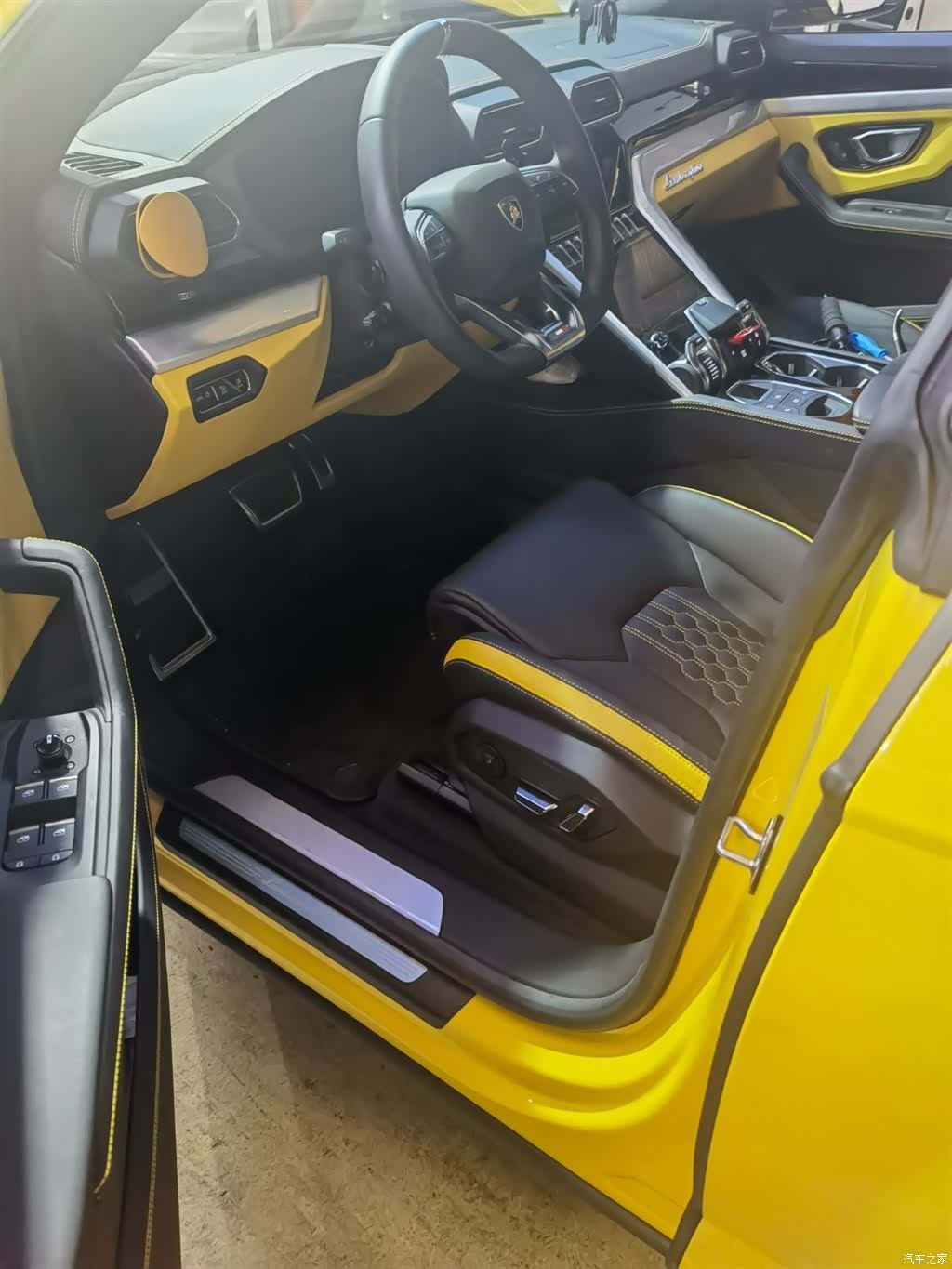 Lamborghini Urus, 2023 4