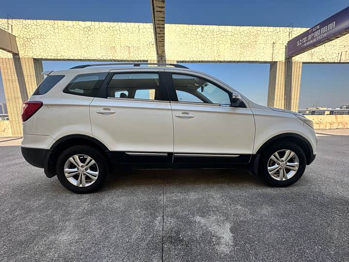 BAIC Huansu S3 2015 1.5L Комфорт guo V