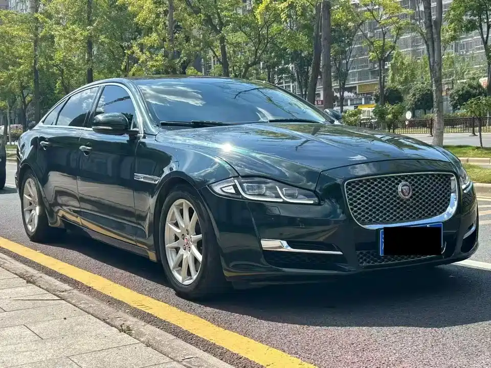 Jaguar XJ
