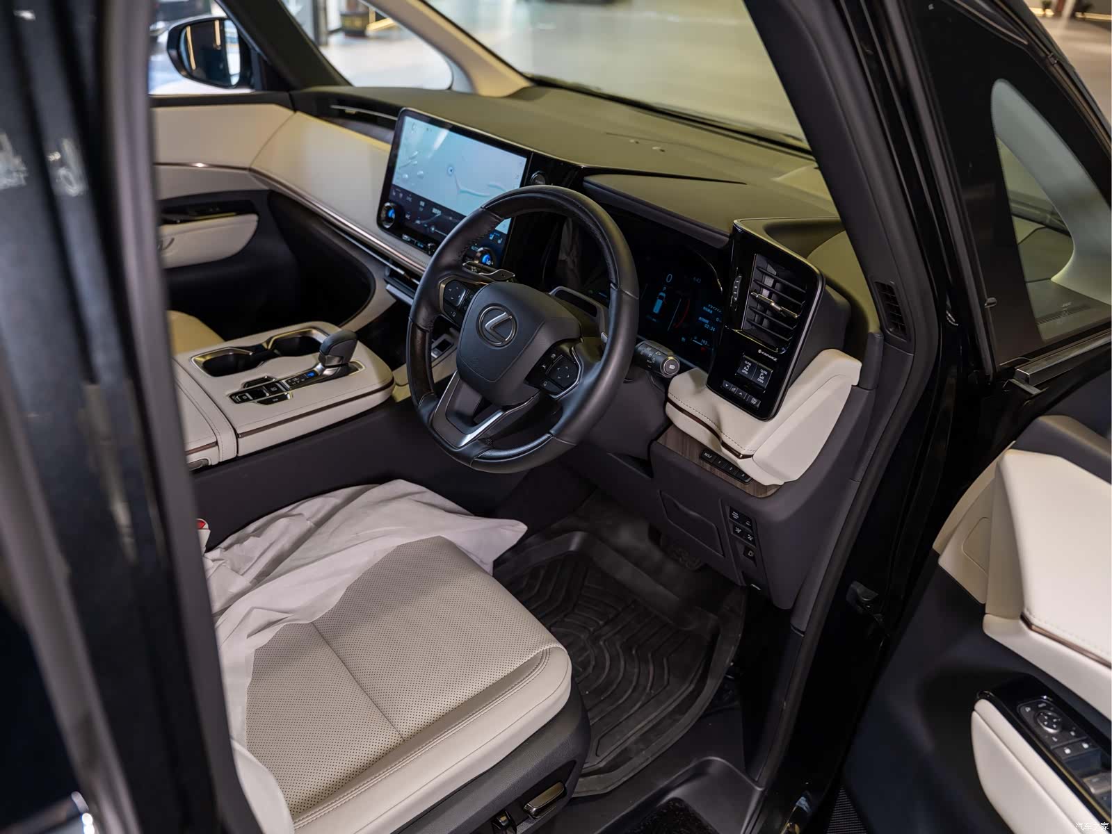 Lexus LM, 2026 11