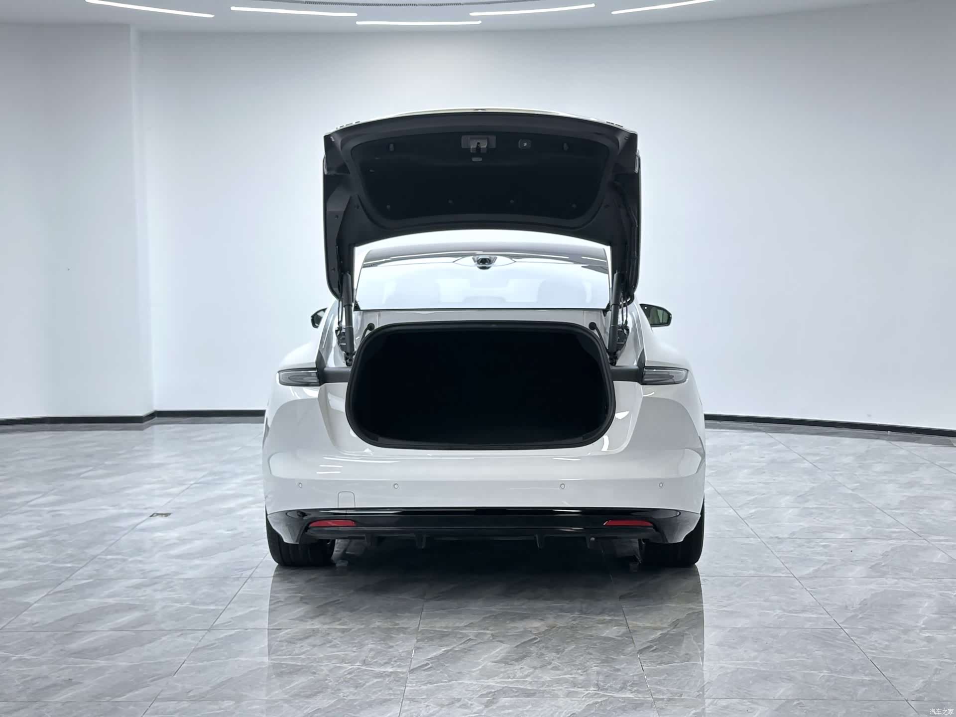 NIO ET5, 2025 10
