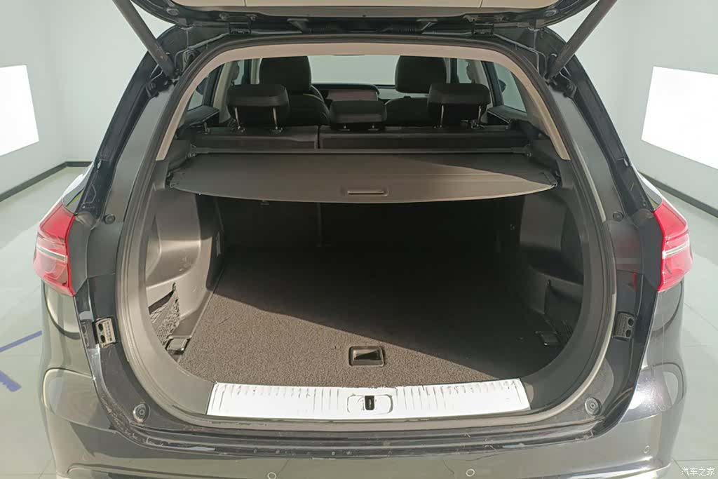 Hongqi HS5, 2022 4