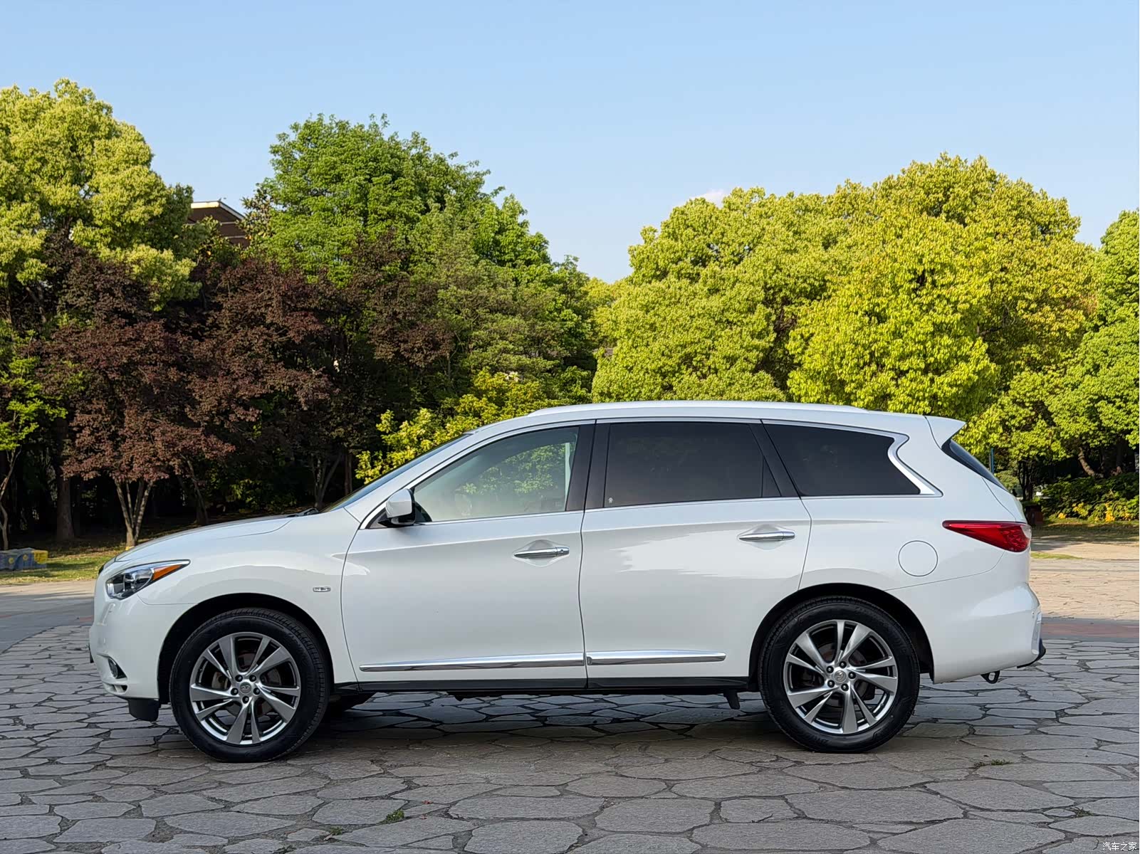 Infiniti JX35, 2015 11