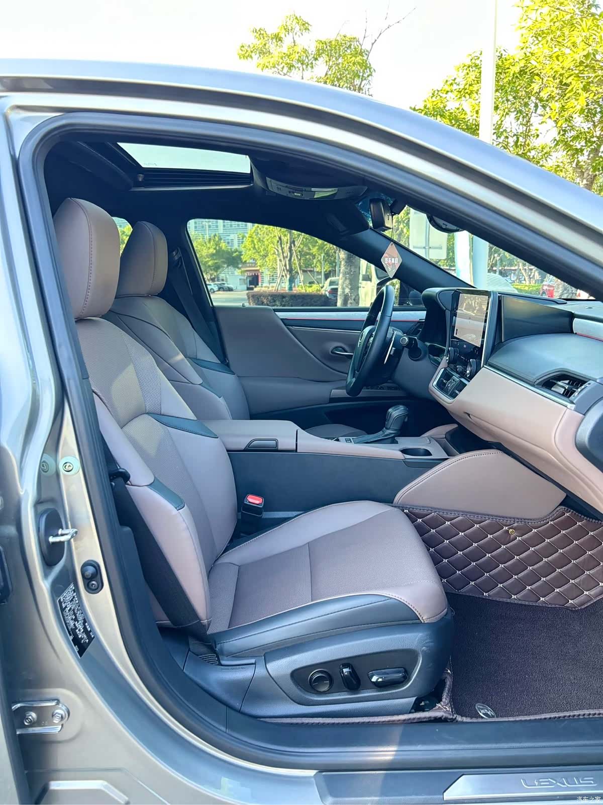 Lexus ES, 2025 10