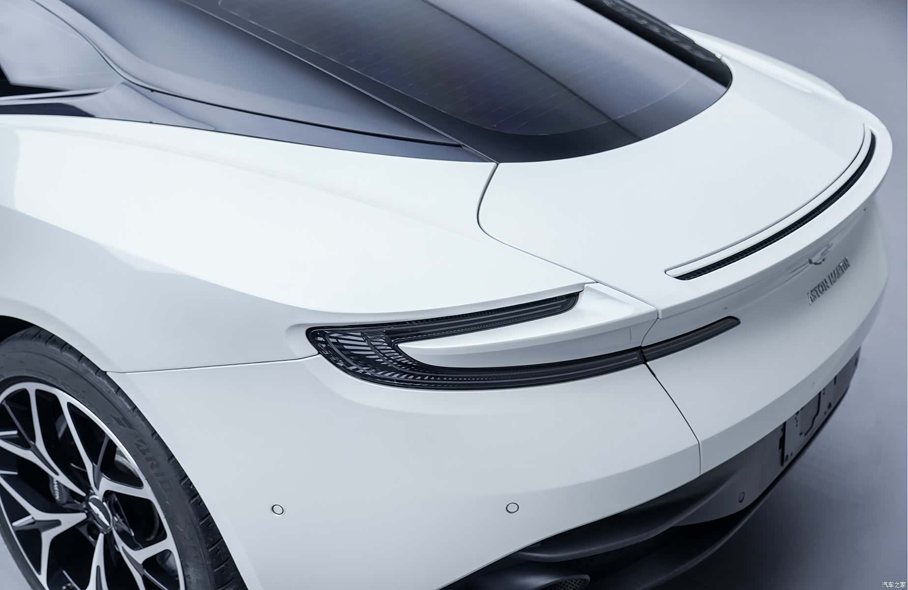 Aston Martin DB11, 2019 9