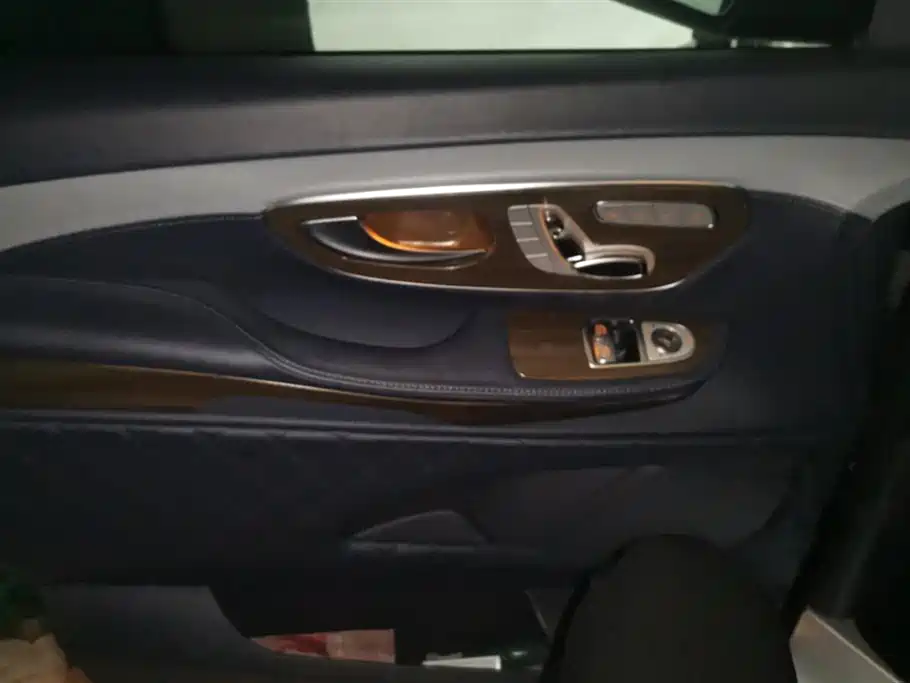 Mercedes-Benz V-class