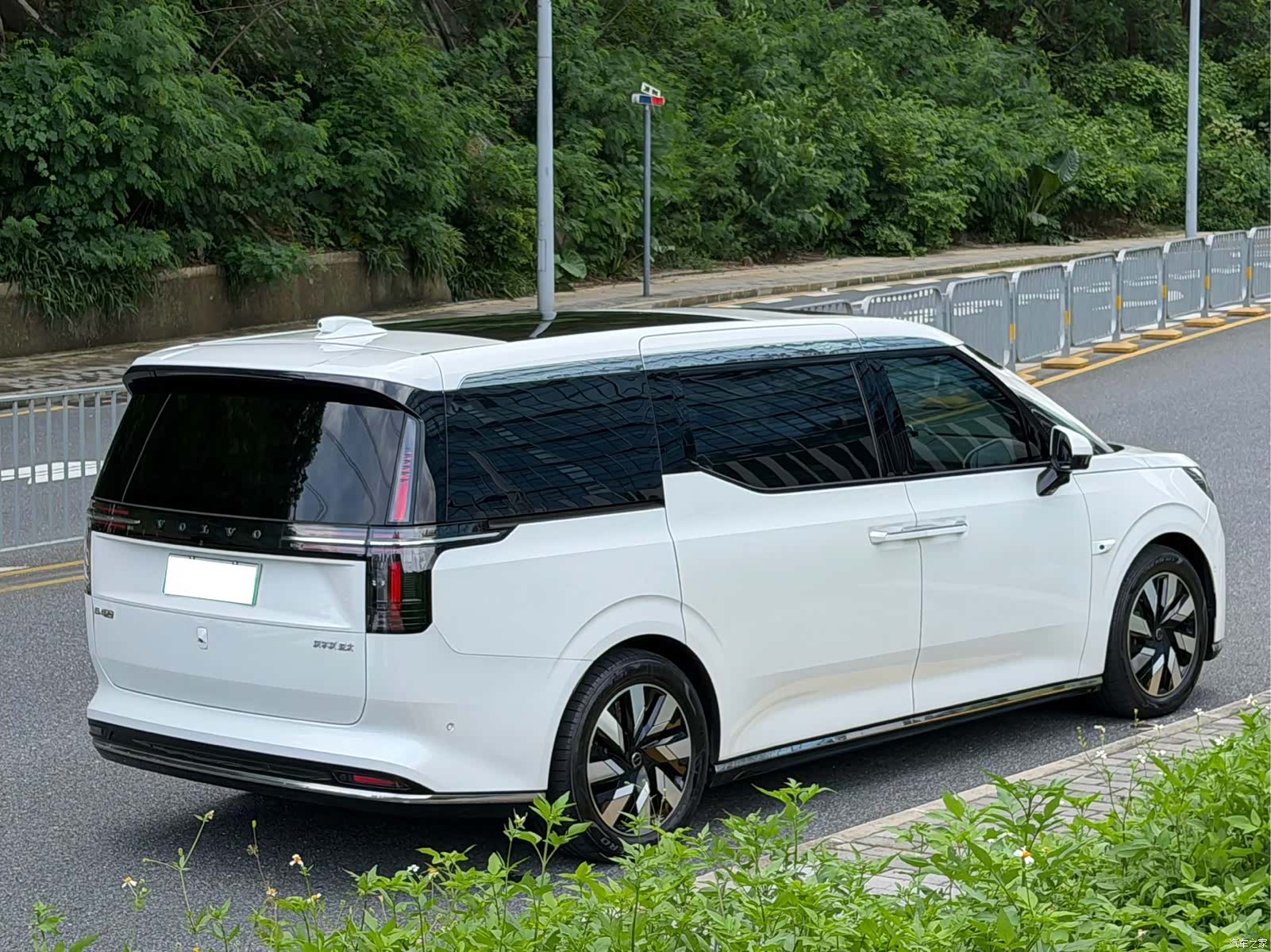 Volvo EM90, 2024 все фото