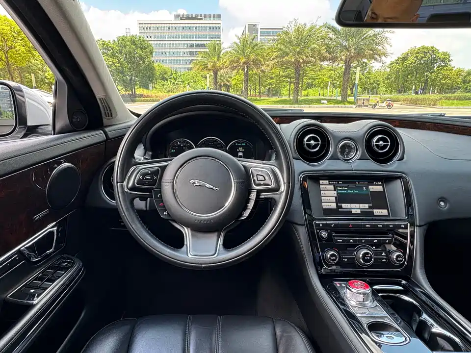 Jaguar XJ Jaguar XJ