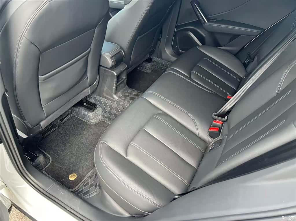 Audi Q2L, 2024 2