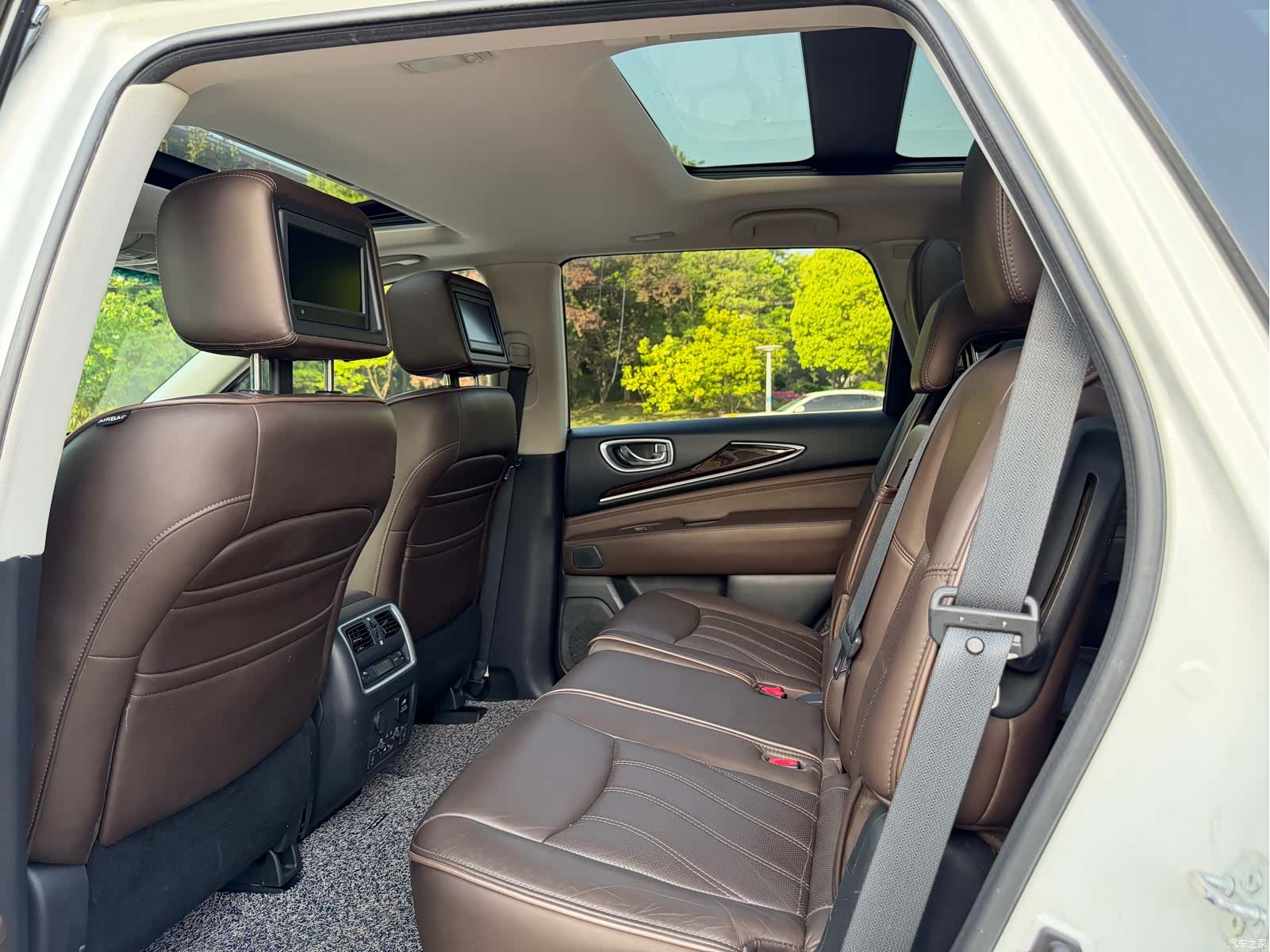 Infiniti JX35, 2015 4