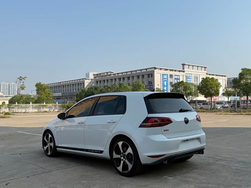 Volkswagen Golf GTI