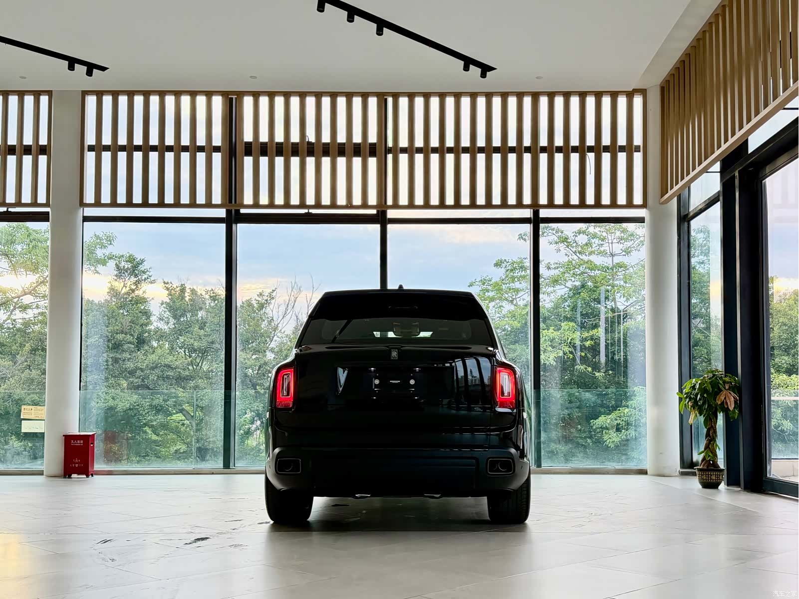 Rolls-Royce Cullinan, 2022 4