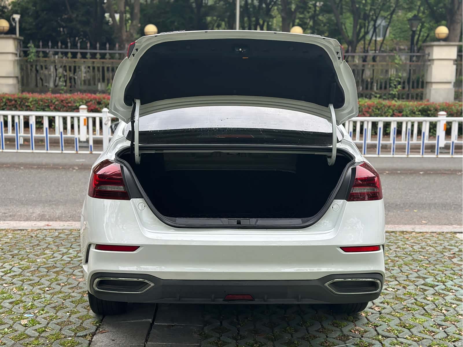 Geely Emgrand, 2022 9