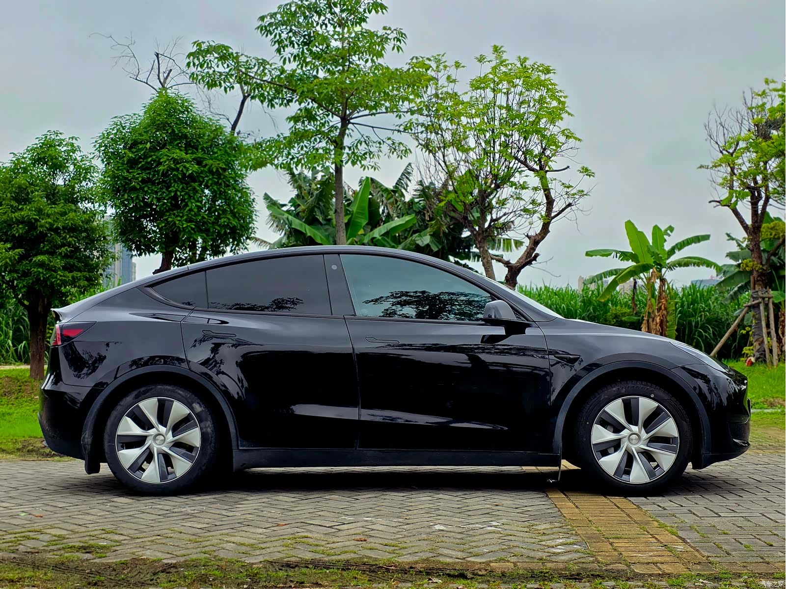 Tesla Model Y, 2023 4