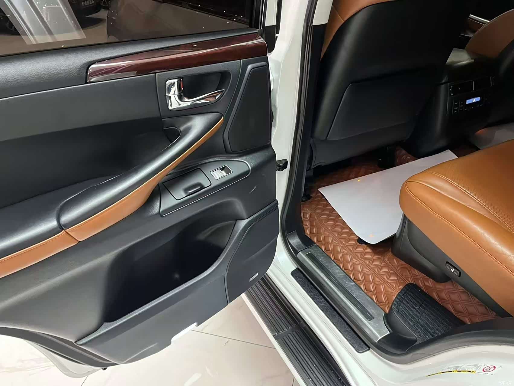 Lexus LX, 2012 10