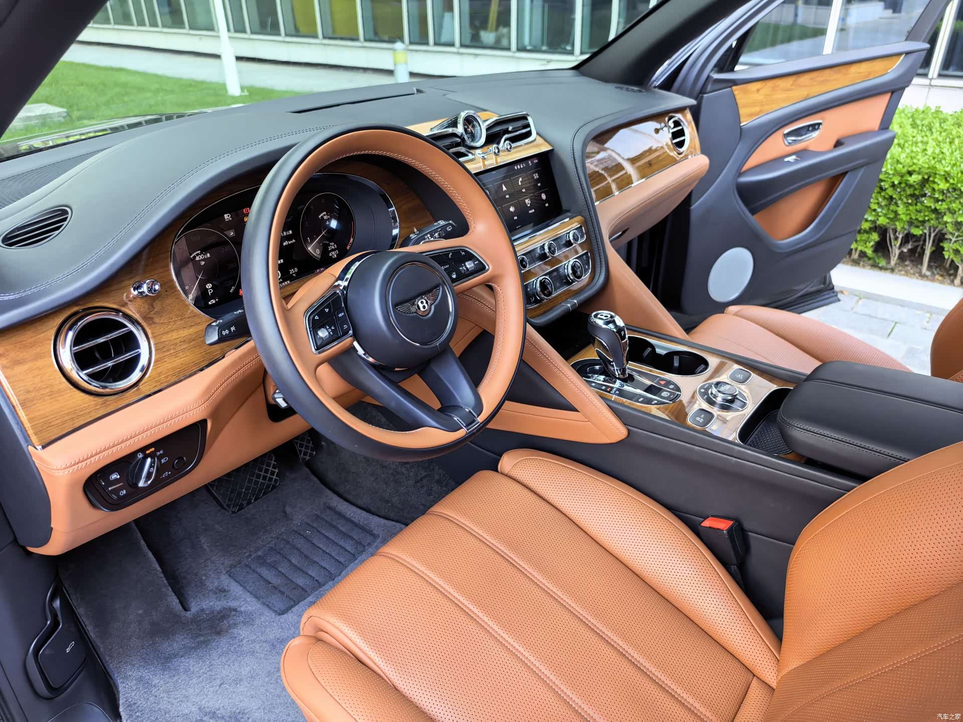 Bentley Bentayga, 2021 9