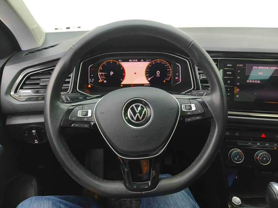 Volkswagen T-ROC exploring Songs