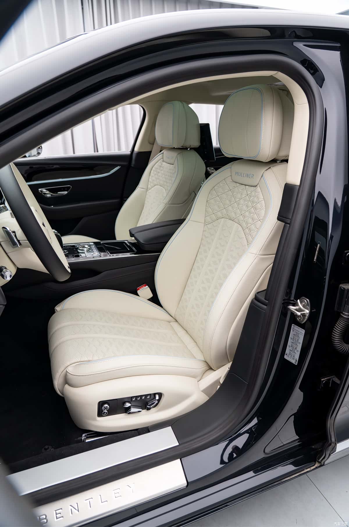 Bentley Flying Spur, 2024 14