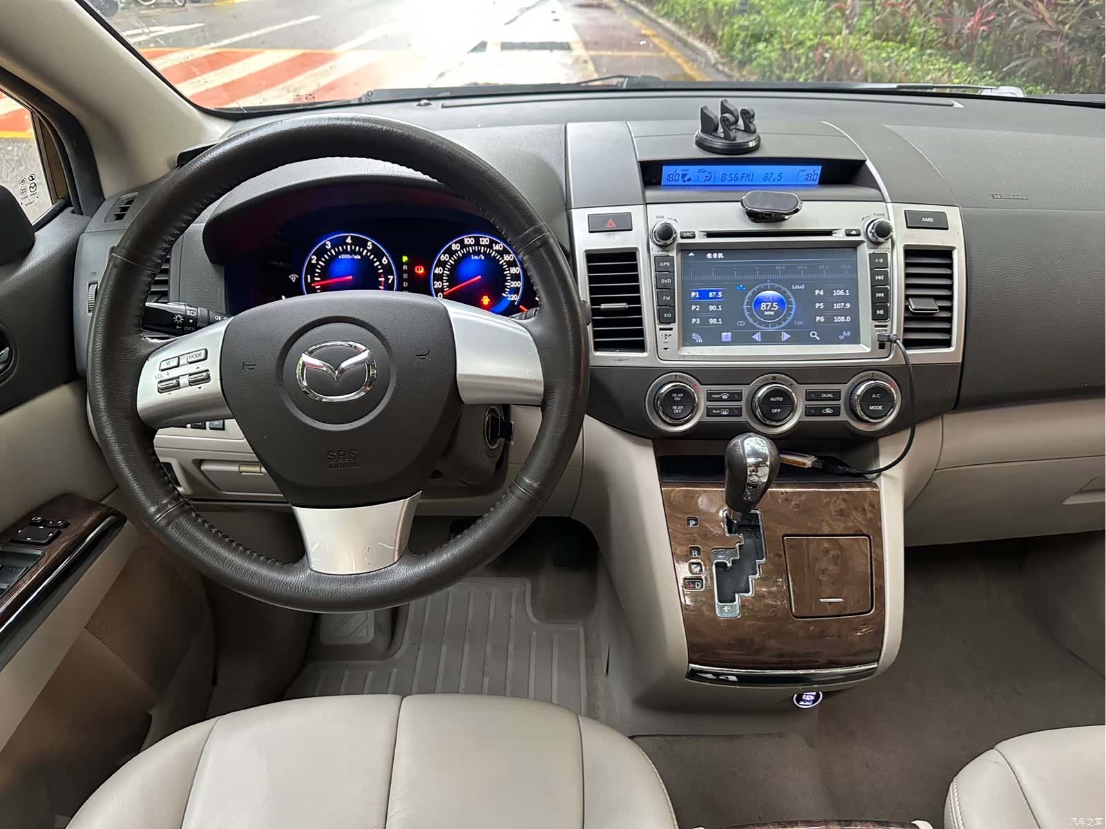 Mazda 8, 2012 12