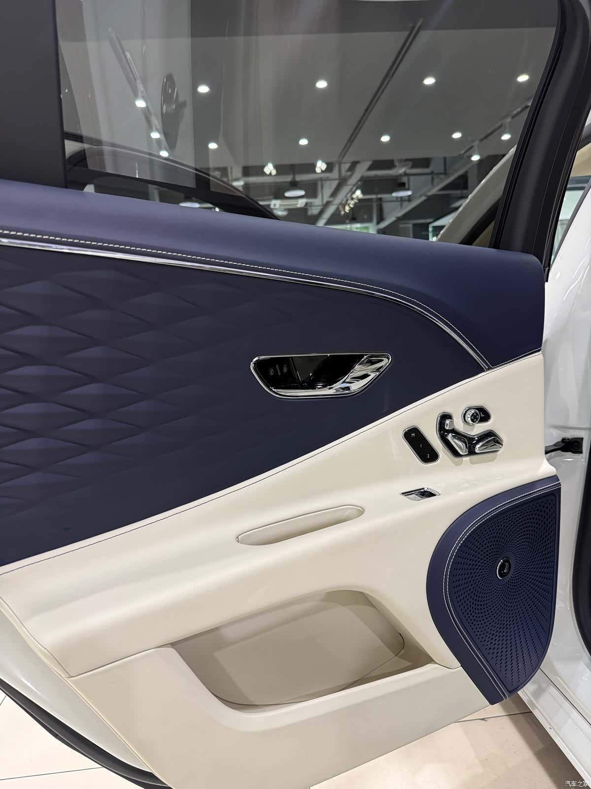 Bentley Flying Spur, 2023 10