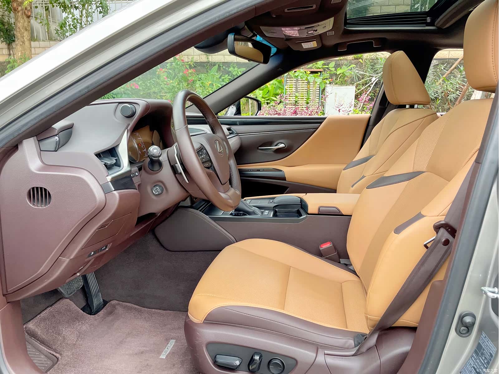 Lexus ES, 2021 все фото