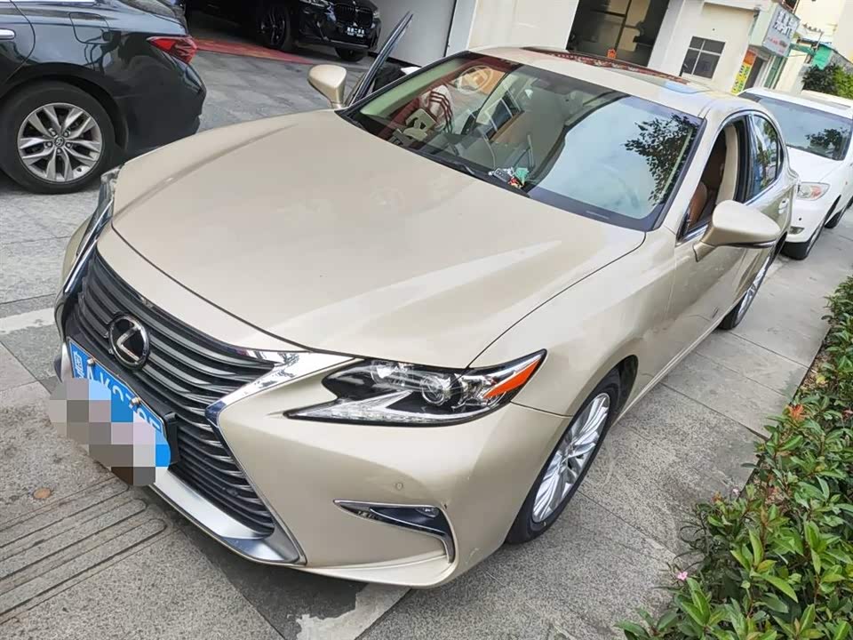 Lexus ES
