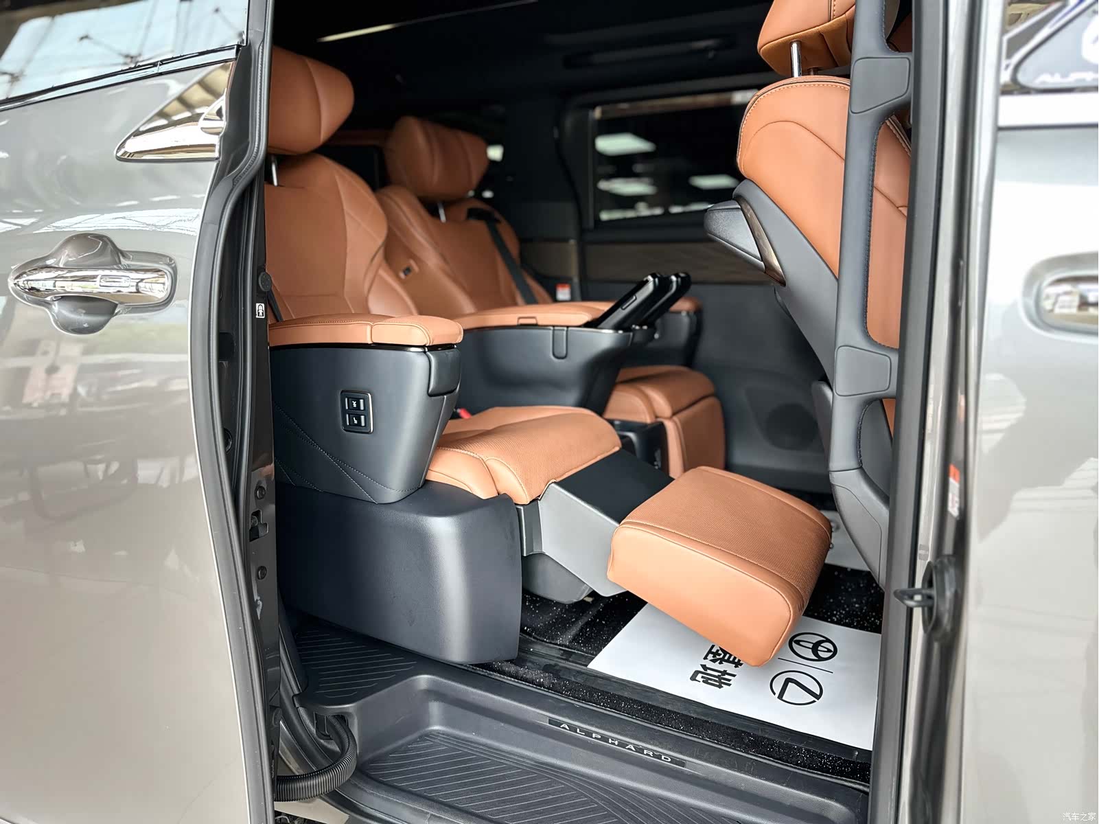 Toyota Alphard, 2023 19
