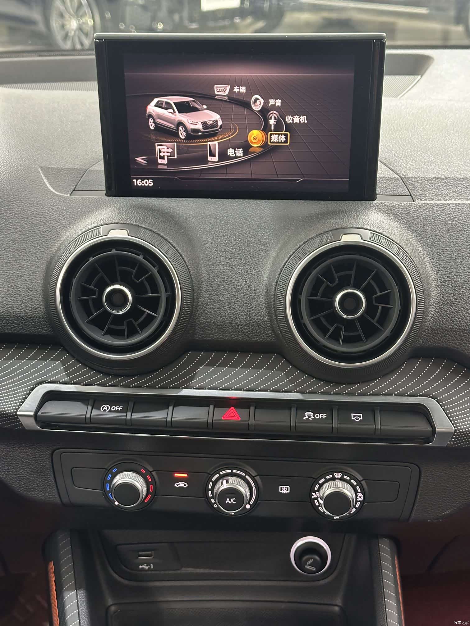 Audi Q2L, 2019 14