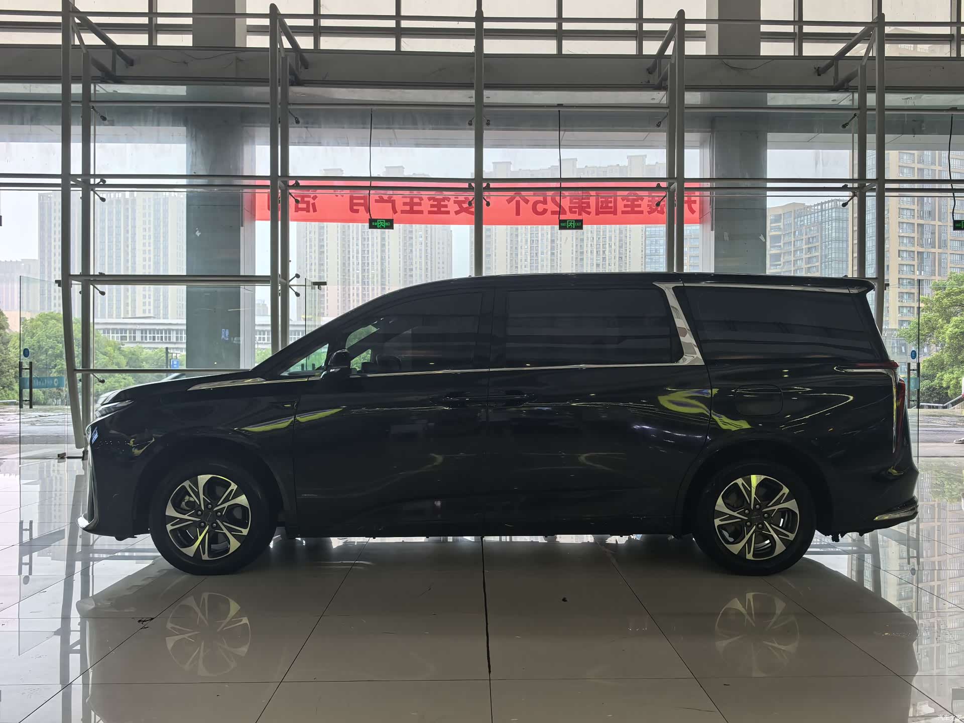 Maxus 9, 2023 4