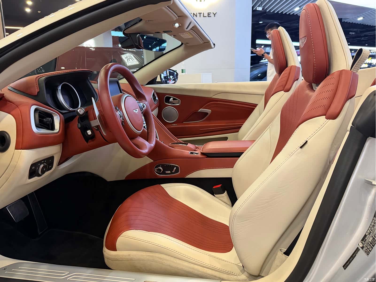Aston Martin DB11, 2020 16