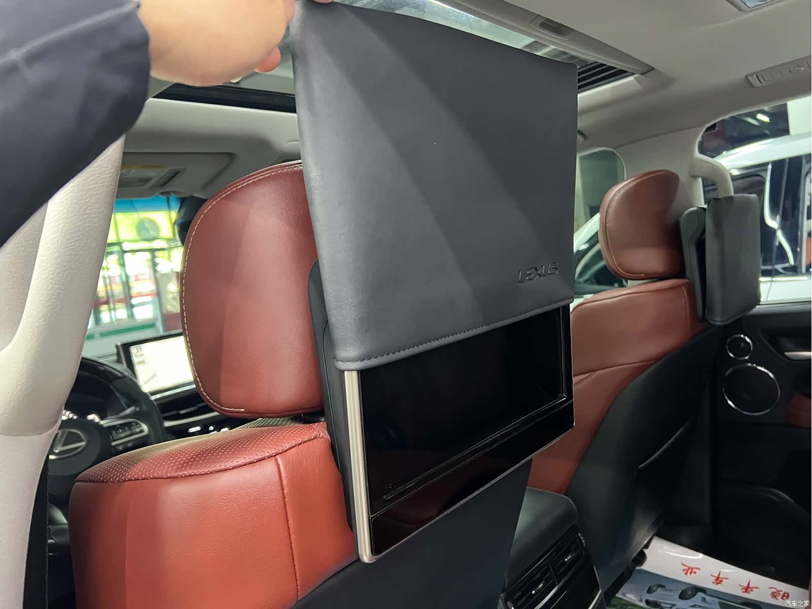 Lexus LX, 2019 23