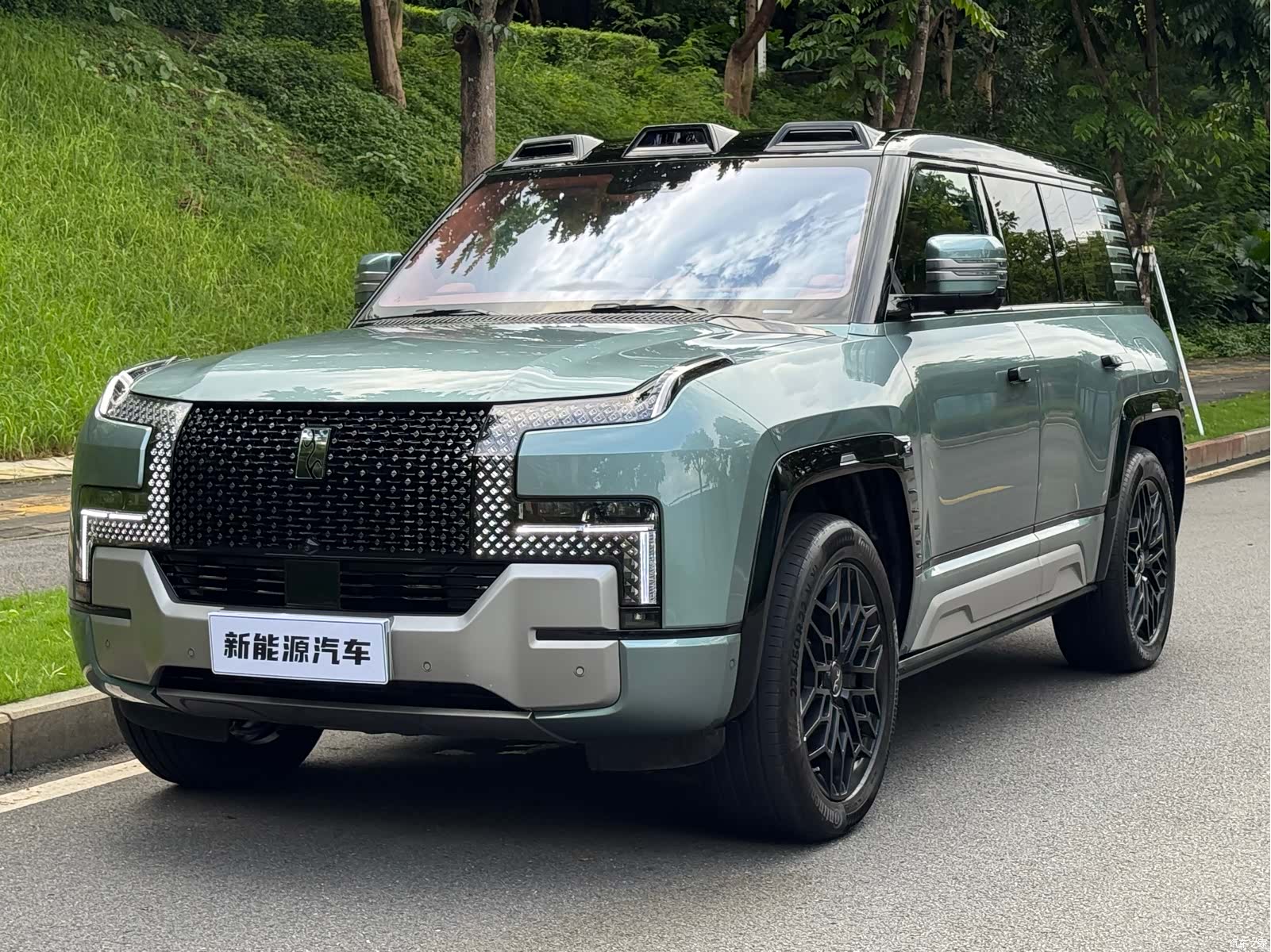 Yangwang U8, 2024 1