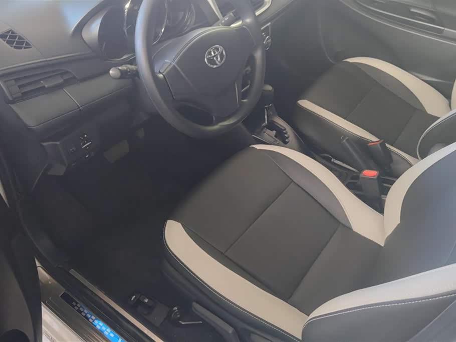 Toyota YARiS L to enjoy