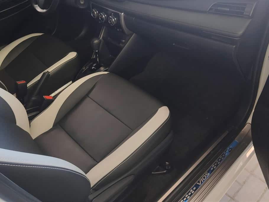 Toyota YARiS L to enjoy