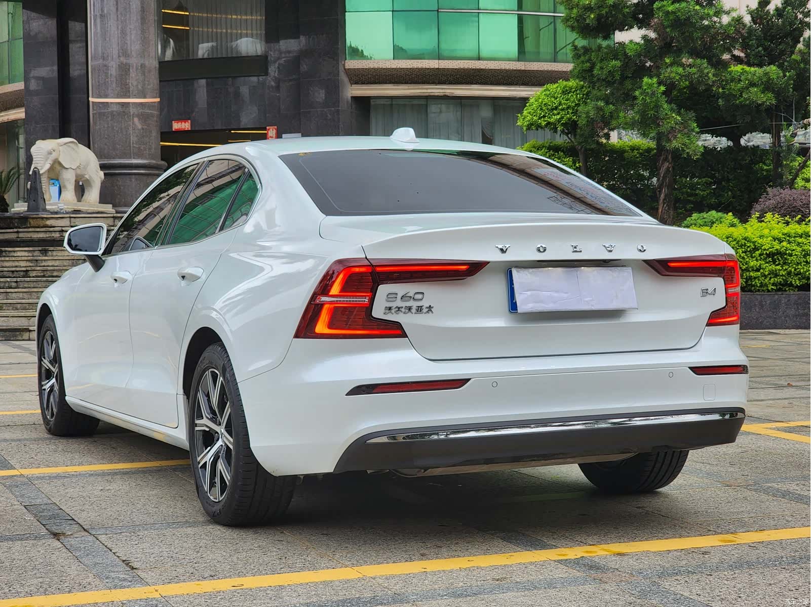 Volvo S60, 2023 все фото