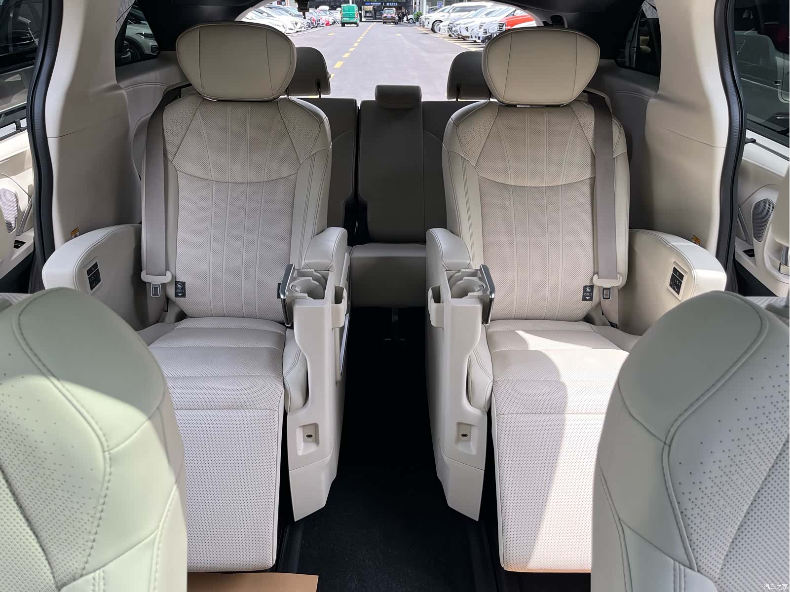 Toyota Sienna, 2025 12