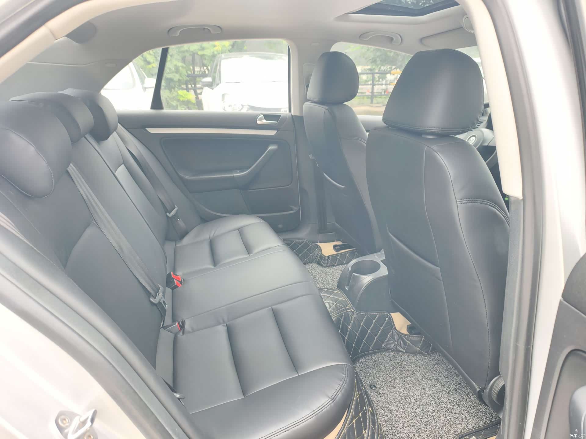 Volkswagen Sagitar, 2011 10