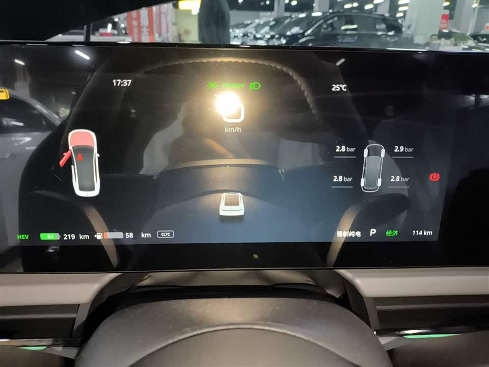 VOYAH Lantu chasing light