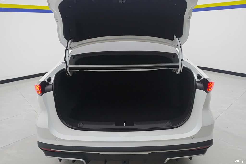 Geely Galaxy L6, 2025 4