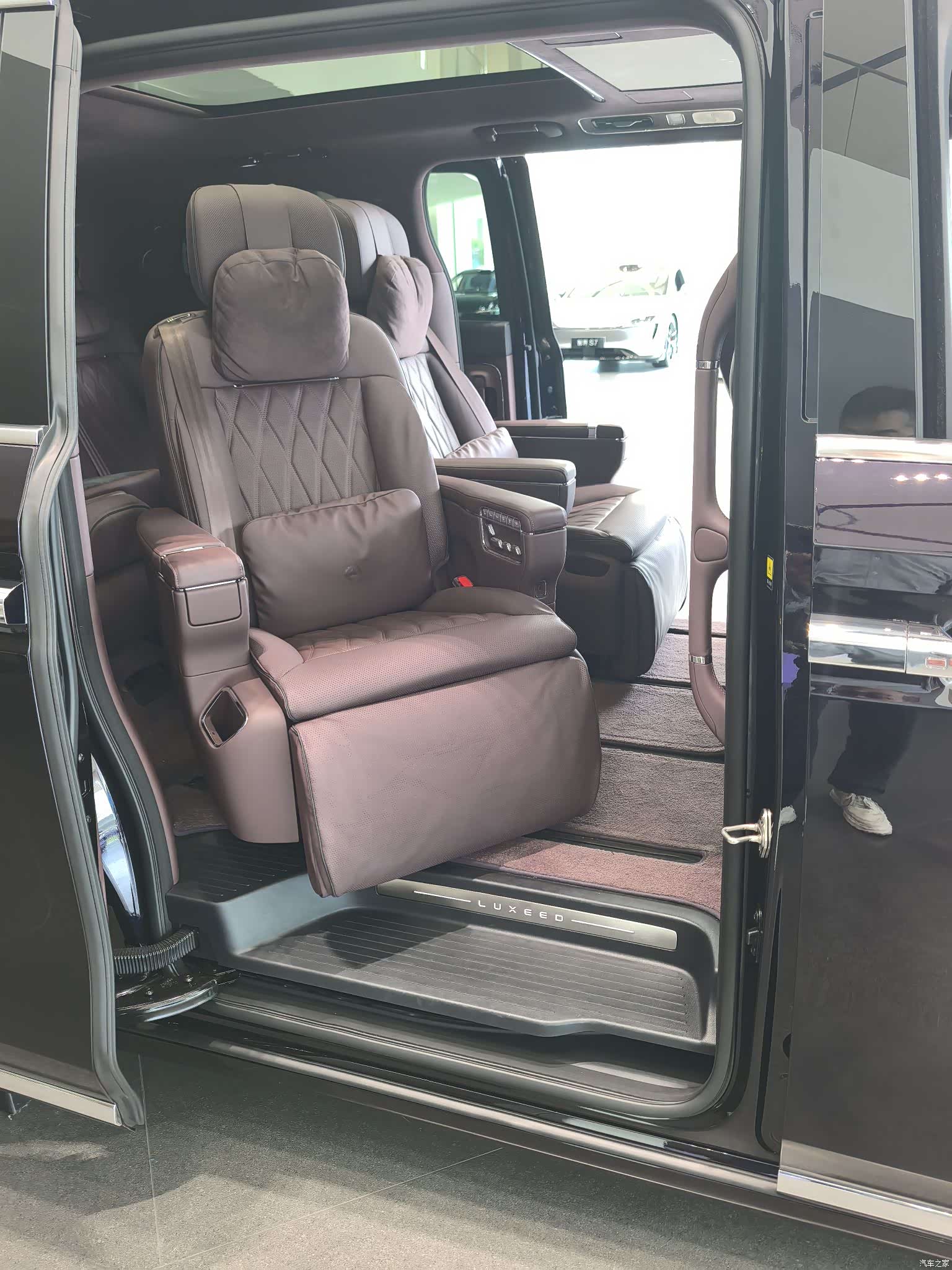Luxeed V9, 2026 8