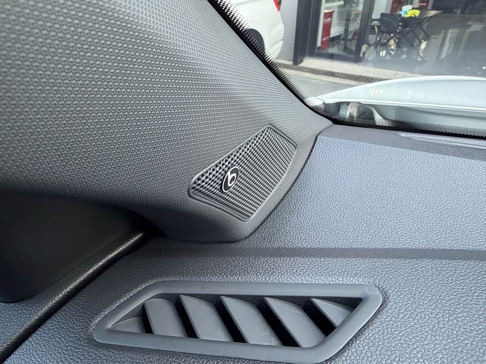 Volkswagen T-ROC exploring Songs