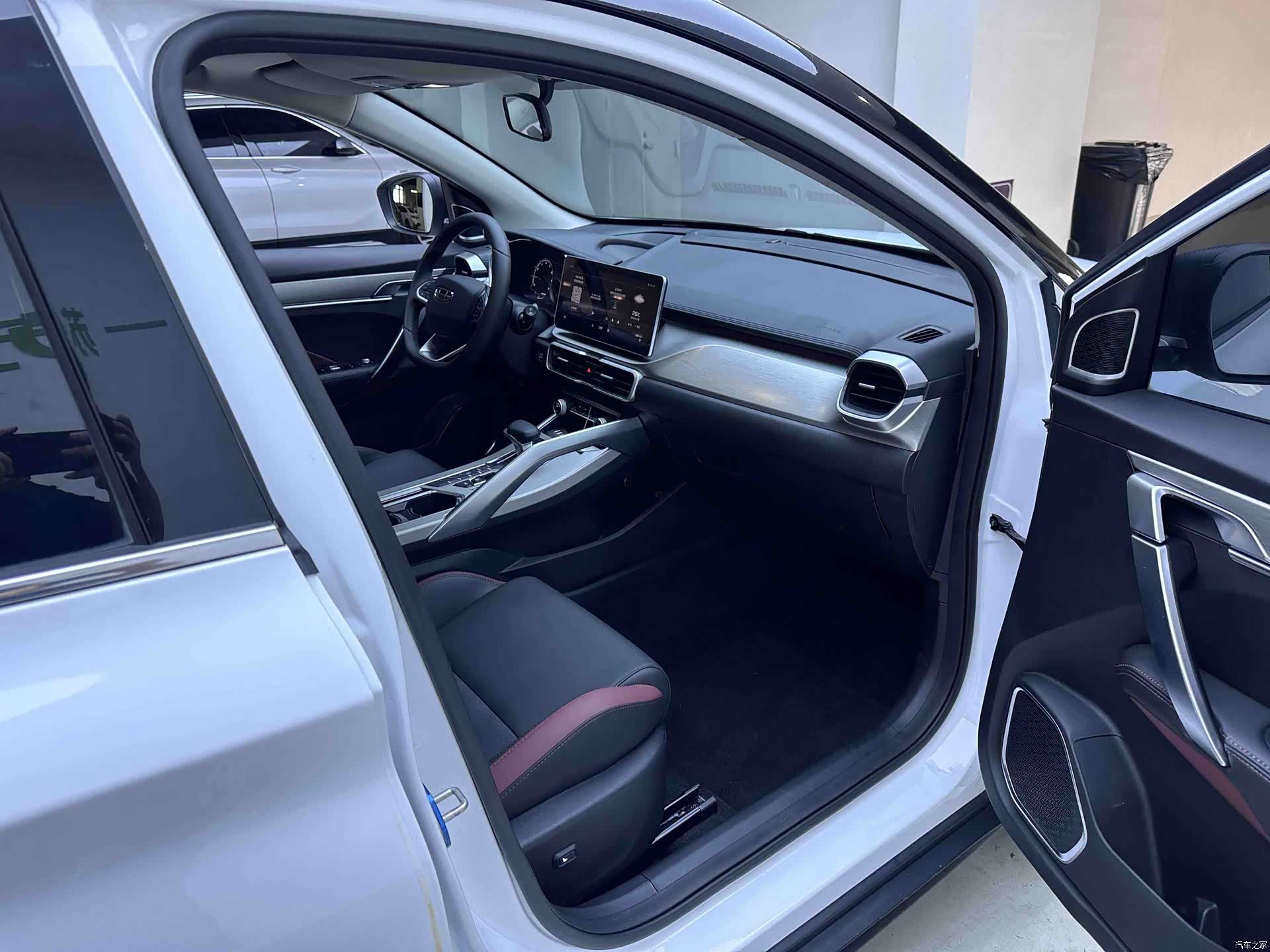 Geely Coolray, 2022 11
