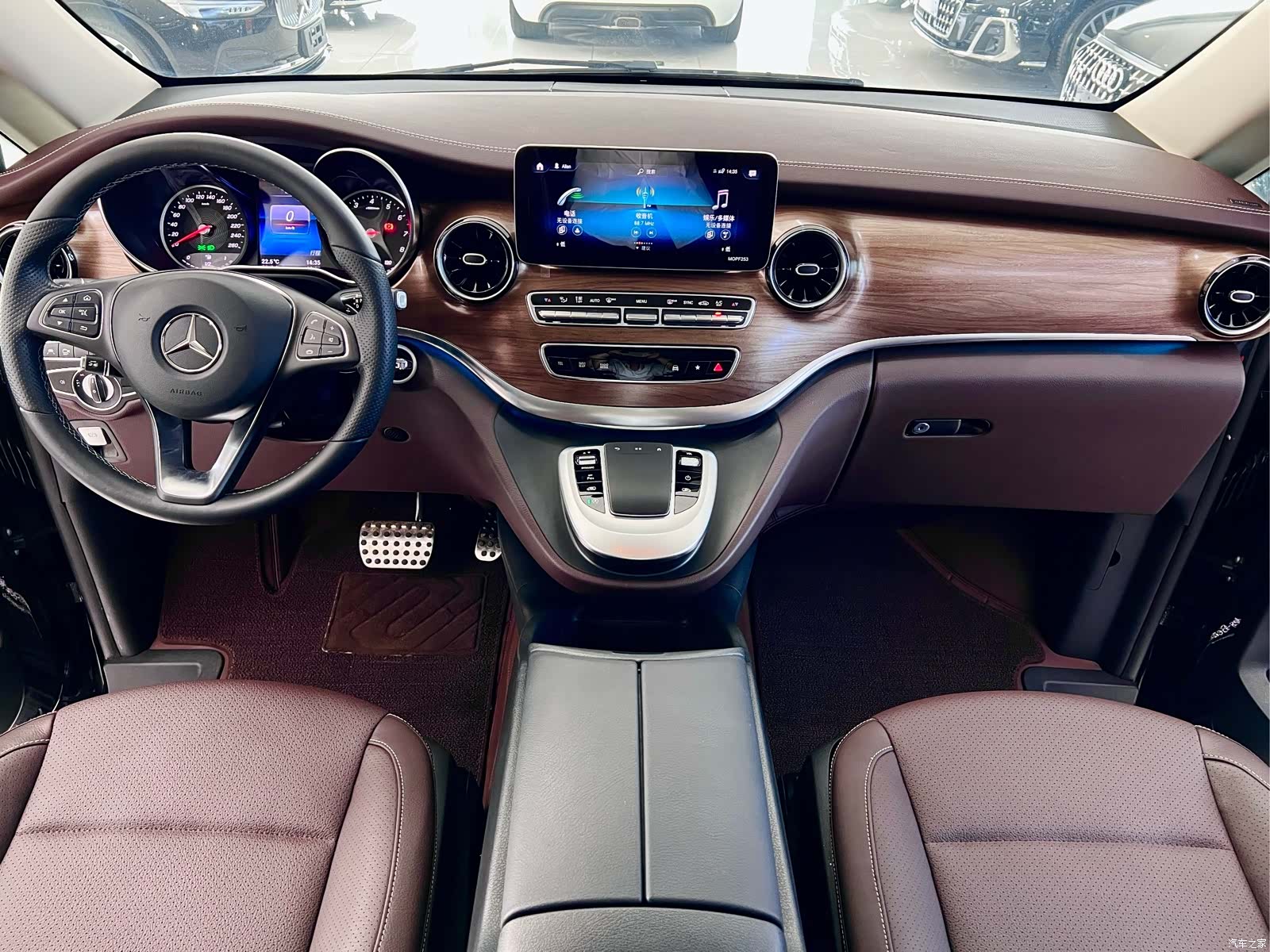 Mercedes-Benz V-Class, 2022 9