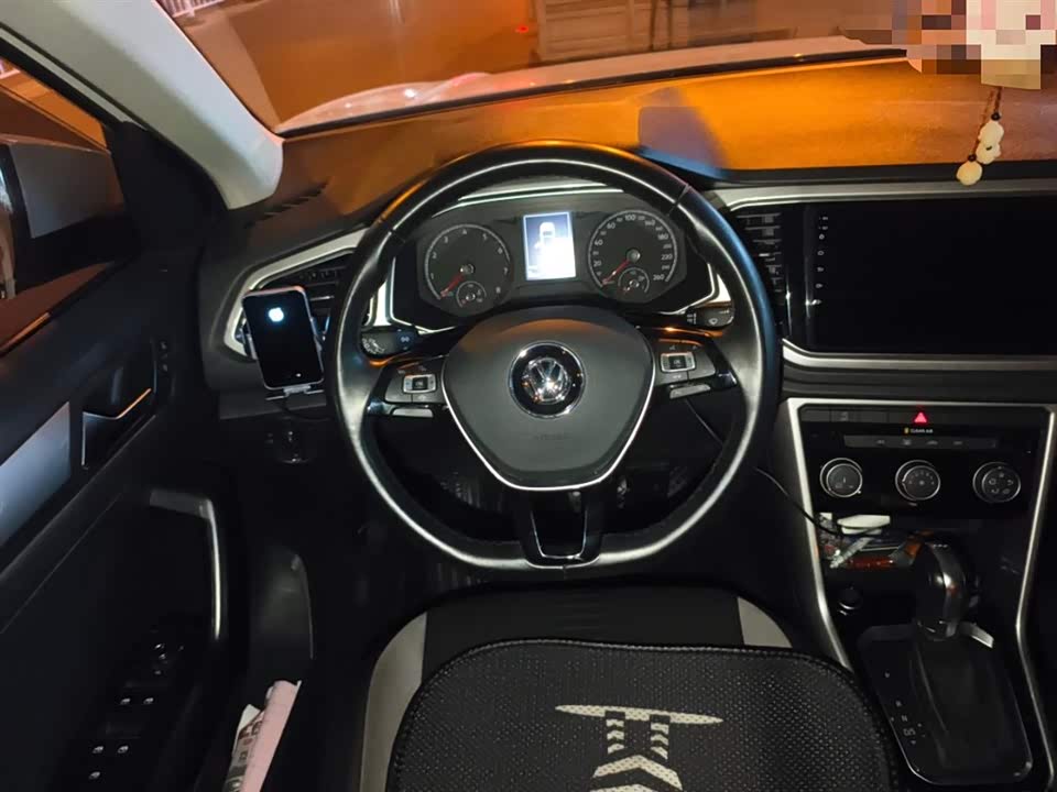 Volkswagen T-ROC exploring Songs