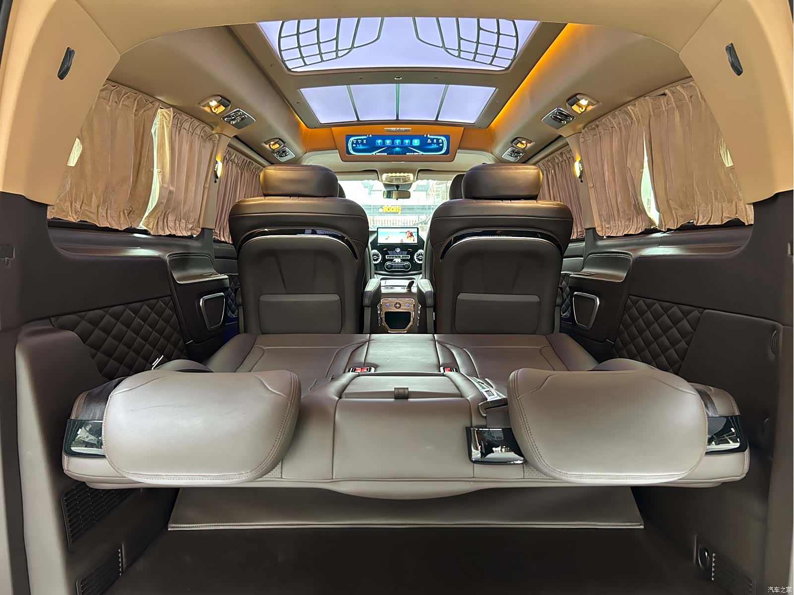 Mercedes-Benz 7, 2023 22