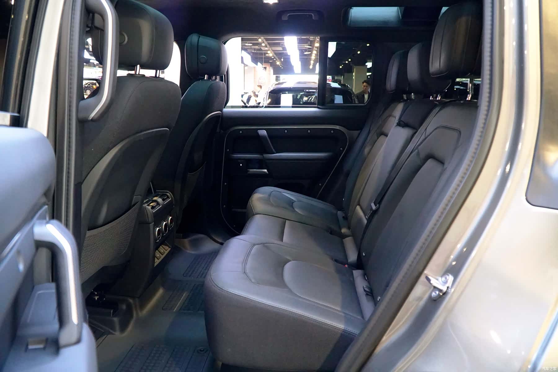 Land Rover Defender, 2024 6