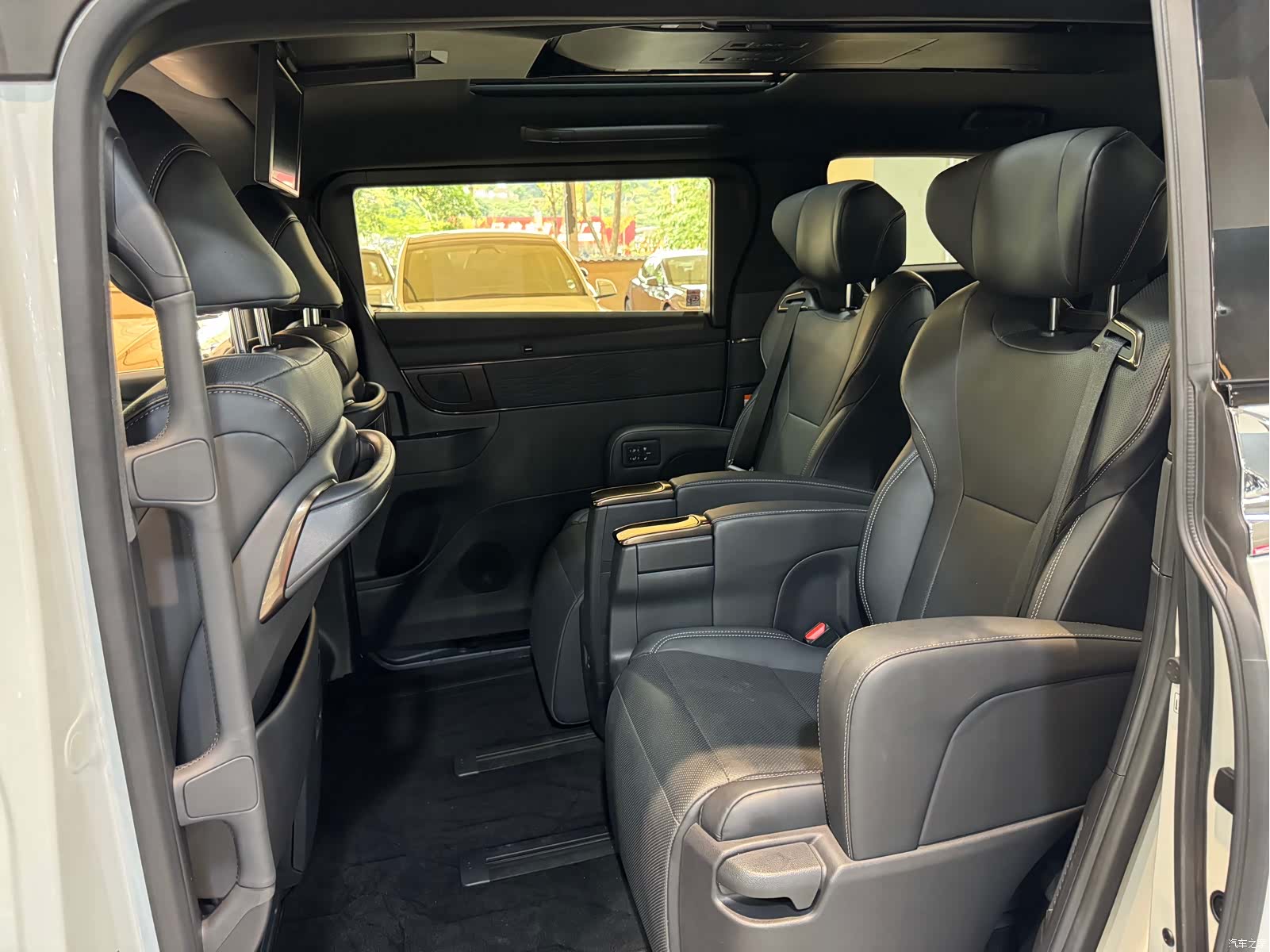 Toyota Alphard, 2026 10