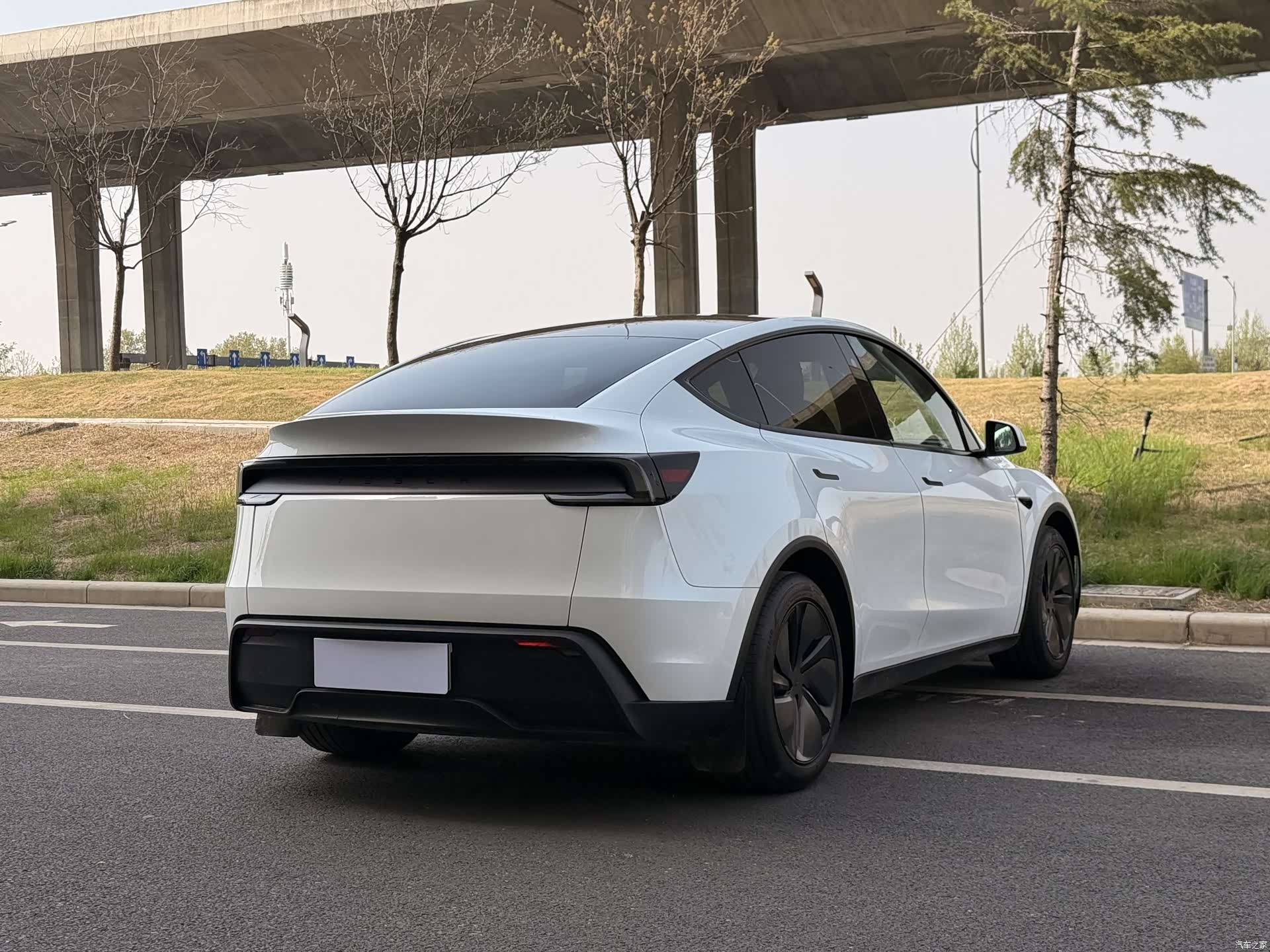 Tesla Model Y, 2025 9