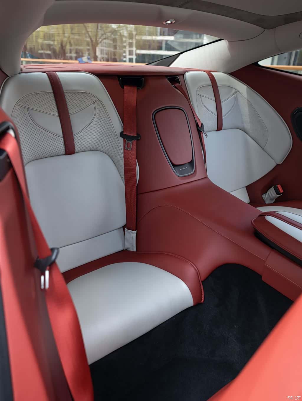 Aston Martin DBS, 2019 20